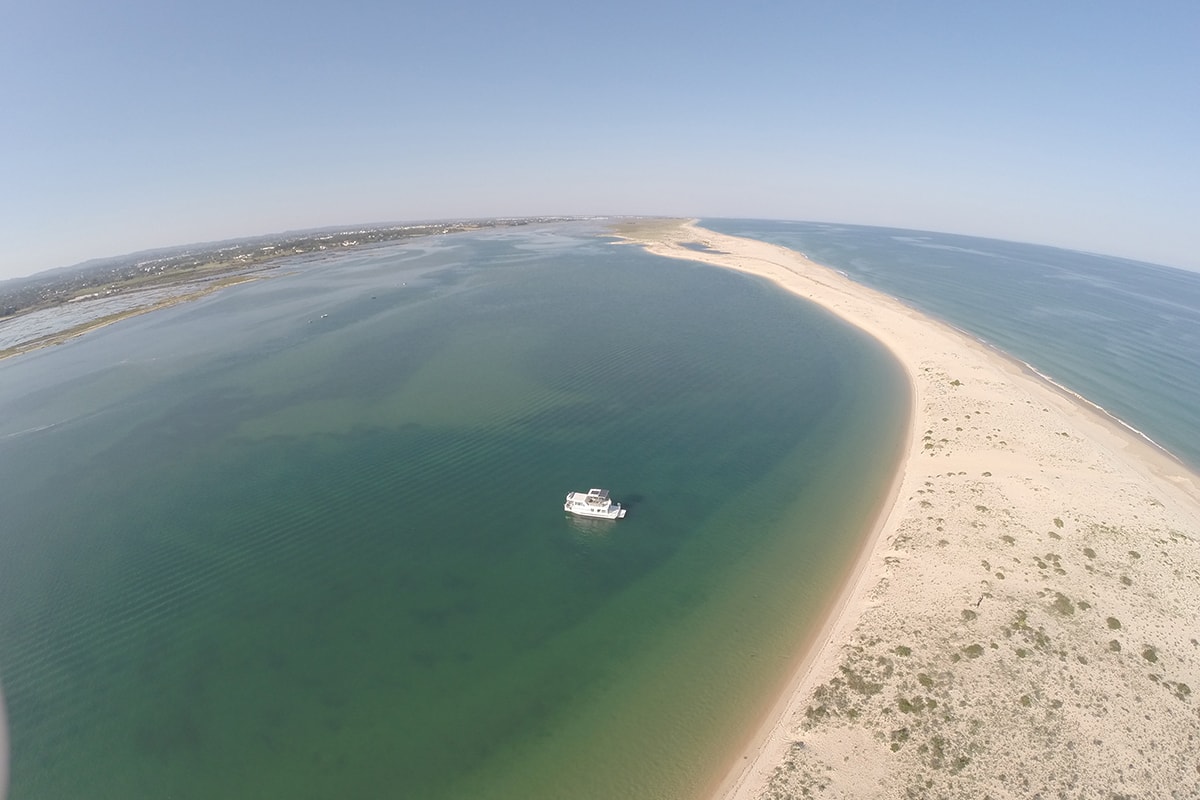 Barco Casa no coração da Ria Formosa promete experiência “inesquecível” por: Postal